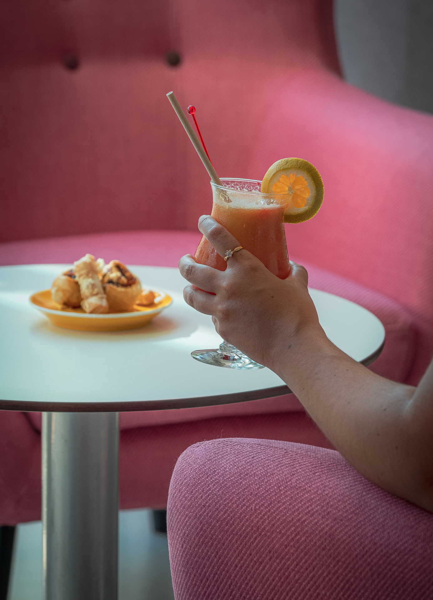 Personne buvant un cocktail - hotel restaurant landes - Thermes de l'Avenue
