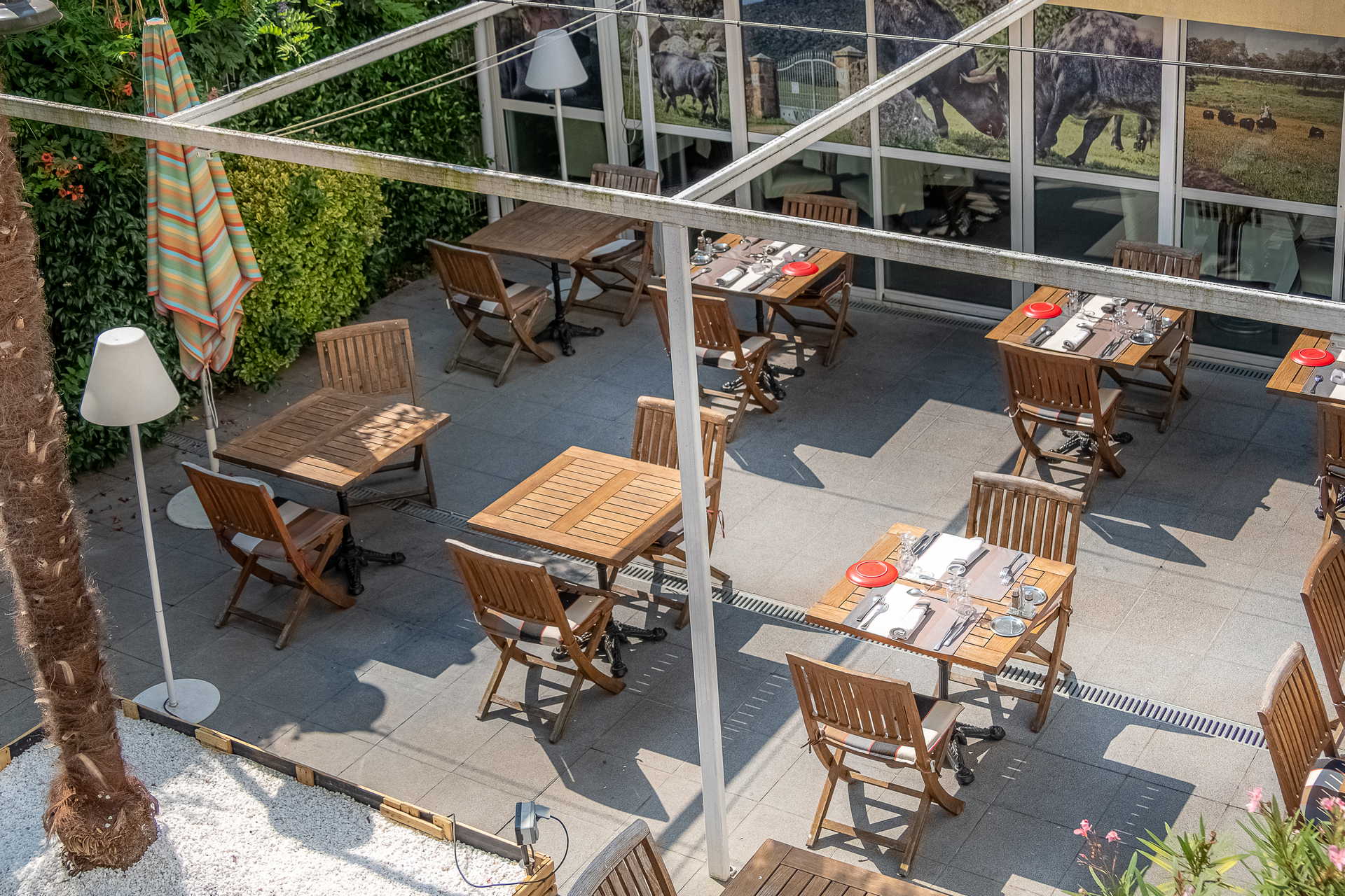 Vue depuis l'étage sur la terasse - hotel restaurant landes - Thermes de l'Avenue