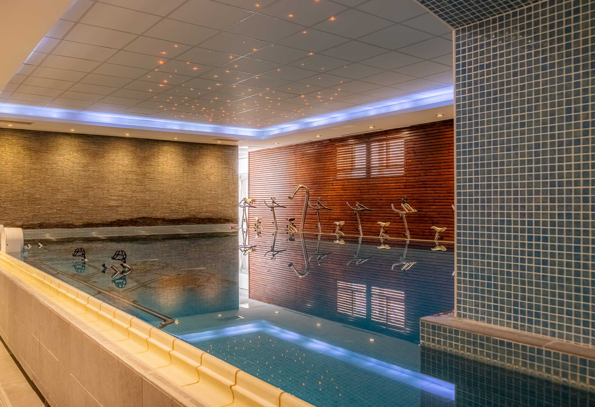 Piscine avec équipemets fitness - cure thermale dax - Thermes de l'Avenue